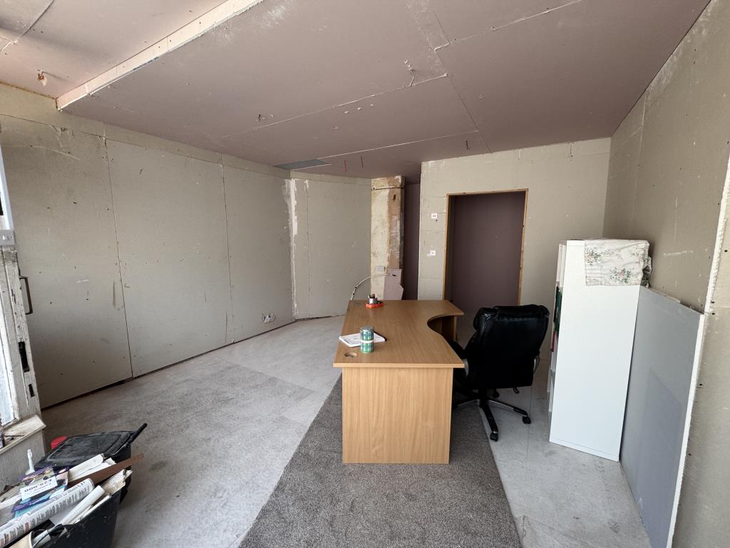 Lot: 39 - GROUND FLOOR SHOP AND FLAT FOR COMPLETION - Commercial unit